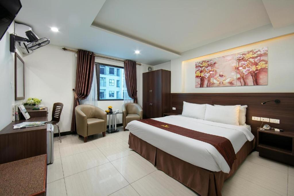 Quang Chung Hotel - 56 Le Van Thiem - By Bay Luxury Hanoi Exteriör bild