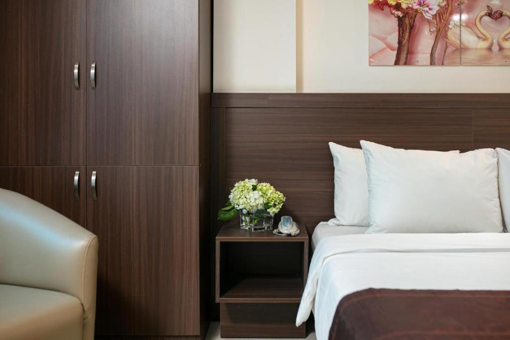 Quang Chung Hotel - 56 Le Van Thiem - By Bay Luxury Hanoi Exteriör bild